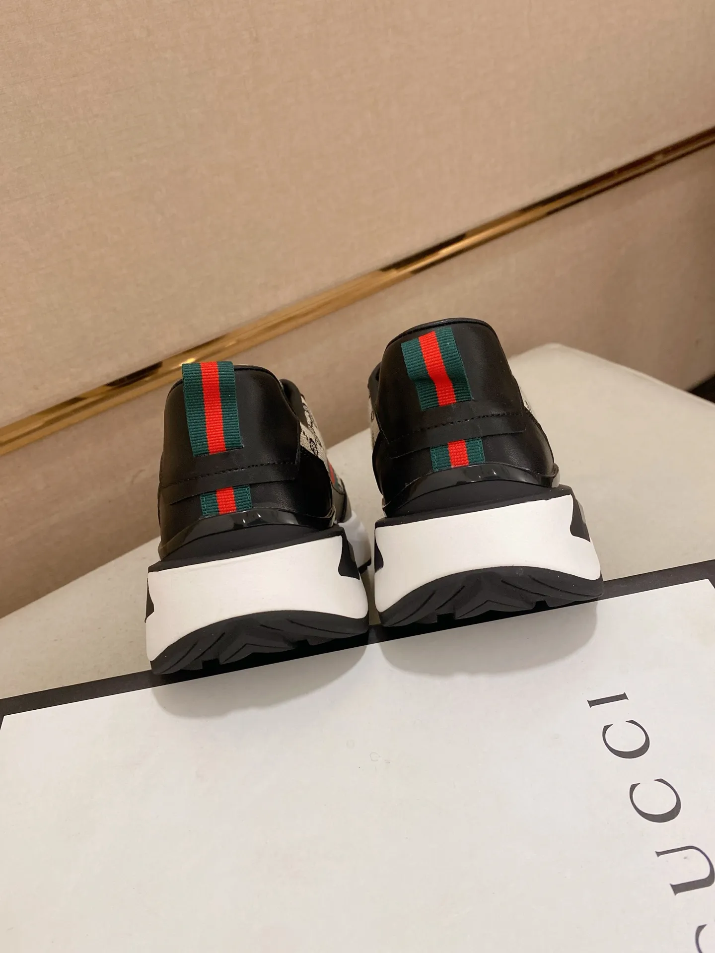 Men's shoes 💰 462💰The new GUCCI (Gucci) counters are launched simultaneously. The new men's shoes, 😘fabrics are selected from imported cowhide, and the lining is sheepskin lining. 👍🏿 High-end ☄️ air-cushion molded anti-slip rubber outsole, exquisite lines, simple and elegant, comfortable and high-end for leisure travel. Code number: 38 to 44 (45 can be customized and cannot be returned or exchanged)